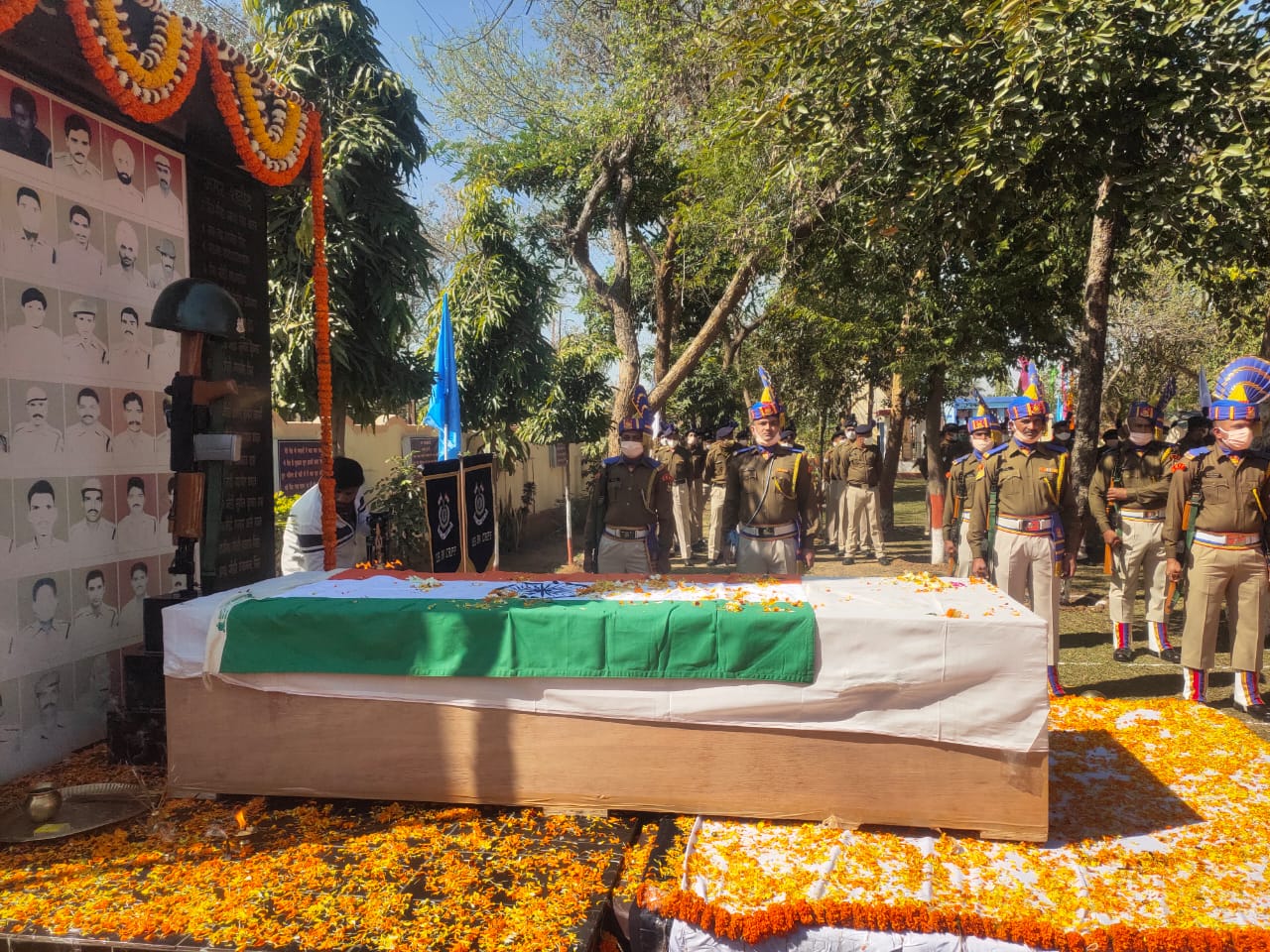   शहीद कमांडेंट  शांति भूषण तिर्की का पार्थिव शरीर पहुंचा रांची, सीआरपीएफ कैंप में दी गई सलामी