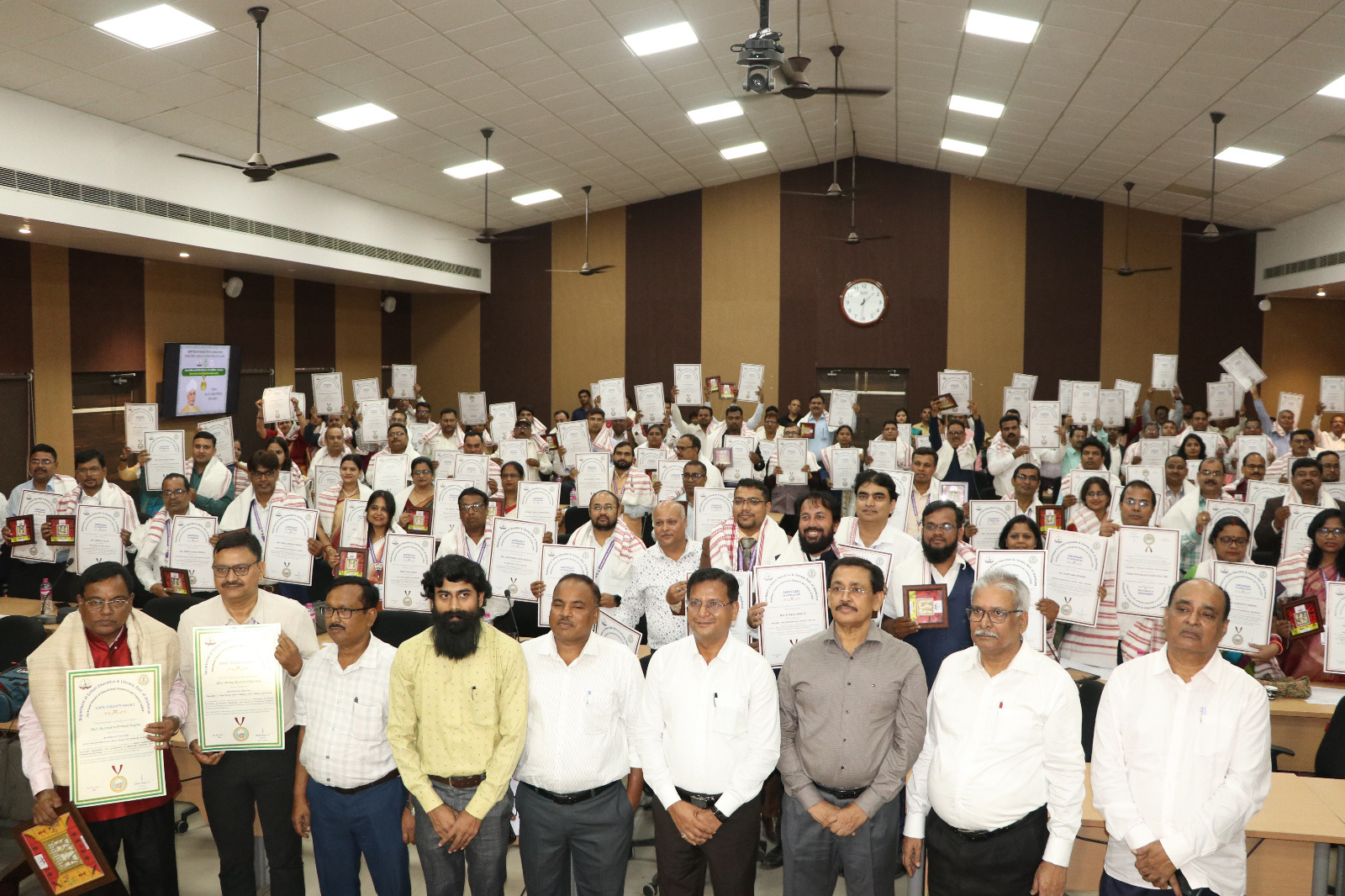 शिक्षक दिवस पर सम्मानित हुए टीचर! निदेशक ने कहा बच्चे गीली मिट्टी और शिक्षक कुशल कुम्हार की तरह, शिक्षक अपना लक्ष्य स्वयं तय करे