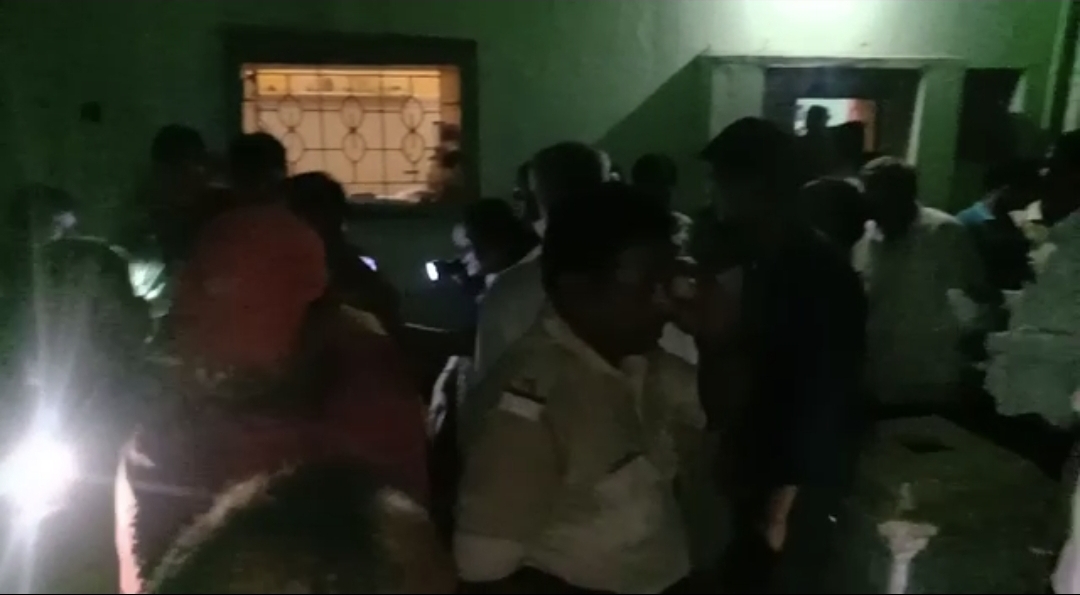 ब्रेकिंग - कतरास में मकान गिरा , कई लोगो के दबने की सूचना