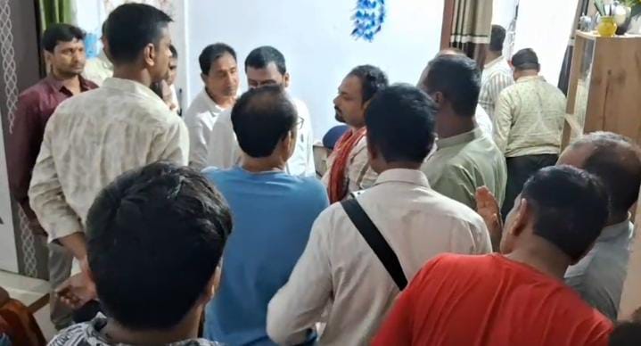 ऐसा क्या हुआ कि कमरे में MBBS डॉक्टर ने बाप के पिस्टल से खुद को मार ली गोली, पढ़े हैरान करनेवाली वजह