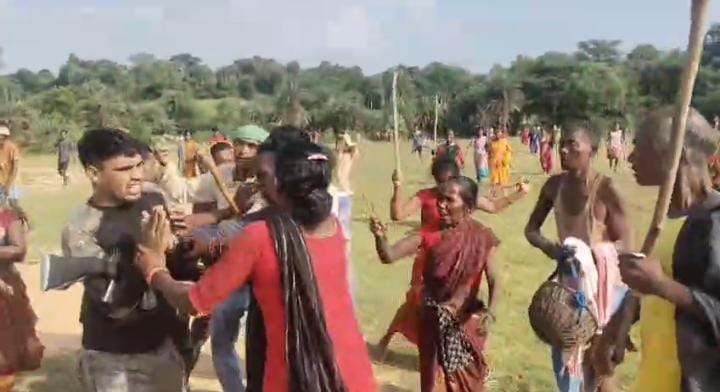 आपके गोड़ पर गिरते है....हाथ जोड़े गुहार लगाता रहा कमांडो का जवान और पिटते रहे लोग,देखिये-VIDEO