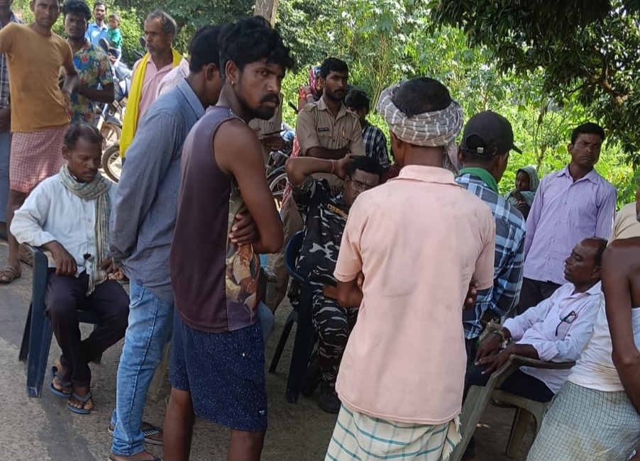 देवघर से बड़ी खबर: खेत मे काम करते वक़्त 220 वोल्ट तार की चपेट में आई महिला की मौत,पति को खिलाड़ियों ने बचाया