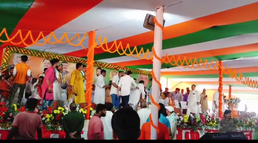 मंच पर आपस में ही भीड़ गए नेता जी! एनडीए कार्यकर्ता सम्मेलन में दो दावेदारों ने मंच पर किया जोरदार हंगामा