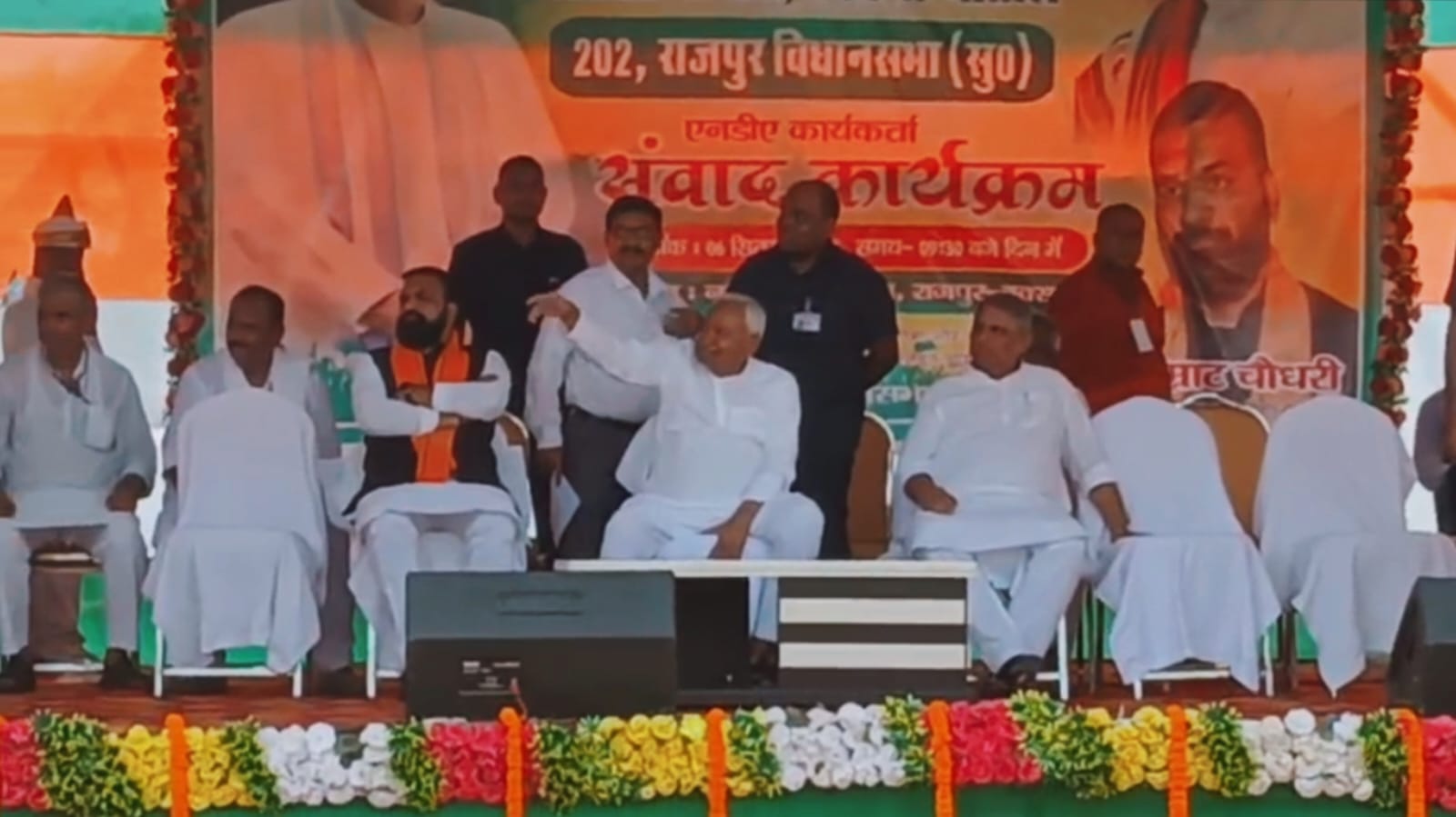 इनको जिताइयेगा ना! CM नीतीश कुमार ने बक्सर से बजाया चुनावी बिगुल, मंच से कर दिया उम्मीदवार का ऐलान