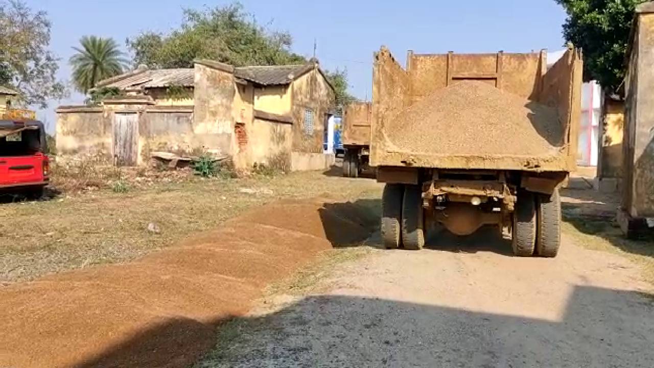 अवैध बालू  घाट पर खनन विभाग का छापा, 2 ट्रैक्टर सहित 100 ट्रैक्टर स्टॉक बालू जब्त