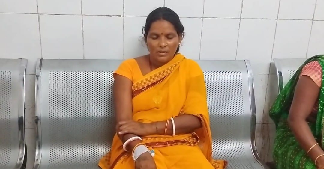 ‘इसने ही काटा है’...महिला को जहरीले सांप ने काटा तो बोतल में बंद कर पहुंची अस्पताल