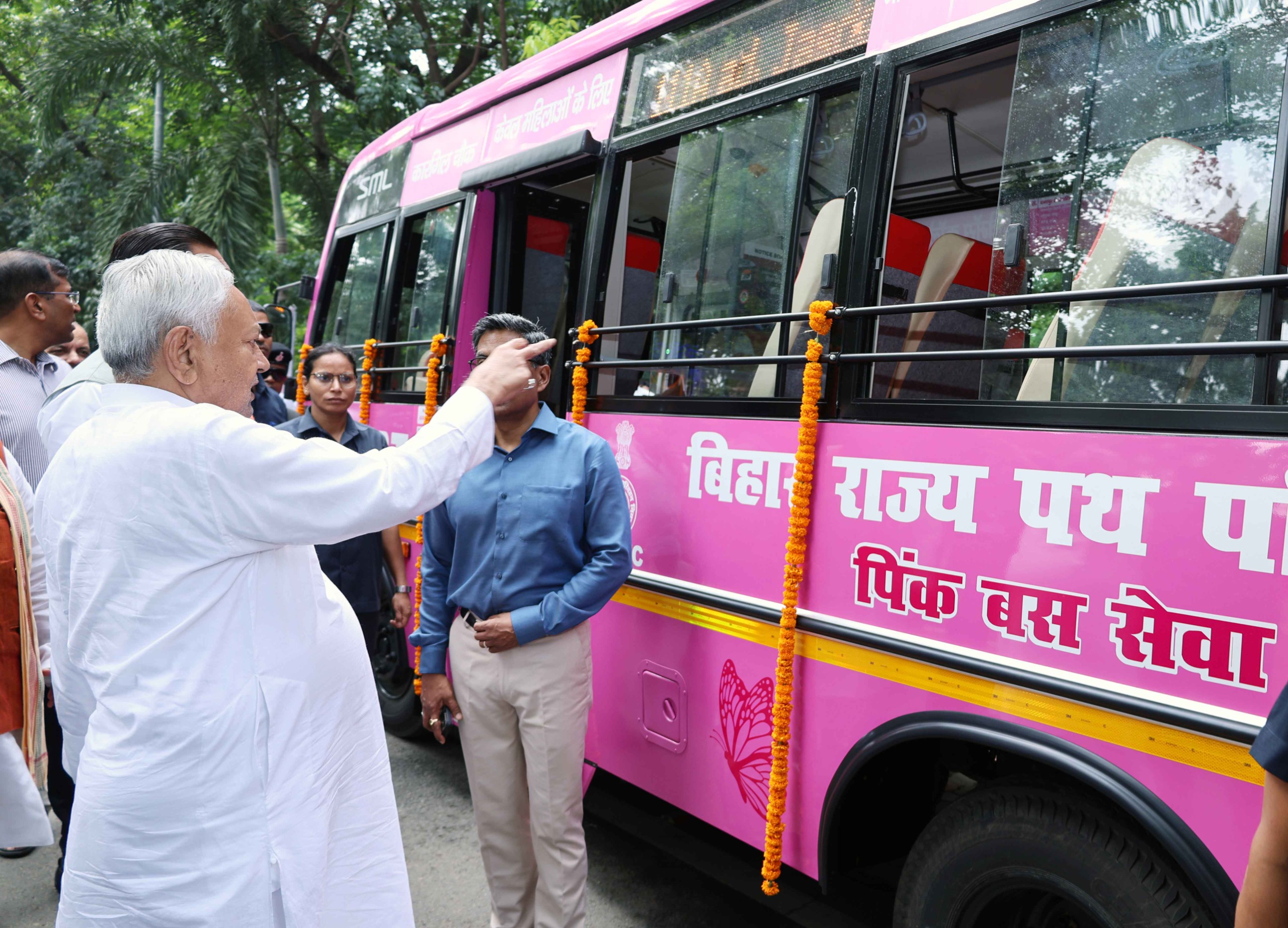 नीतीश कुमार ने आधी आबादी को दिया बड़ा तोहफा, महिलाओं के लिए 80 पिंक बसों का लोकार्पण 