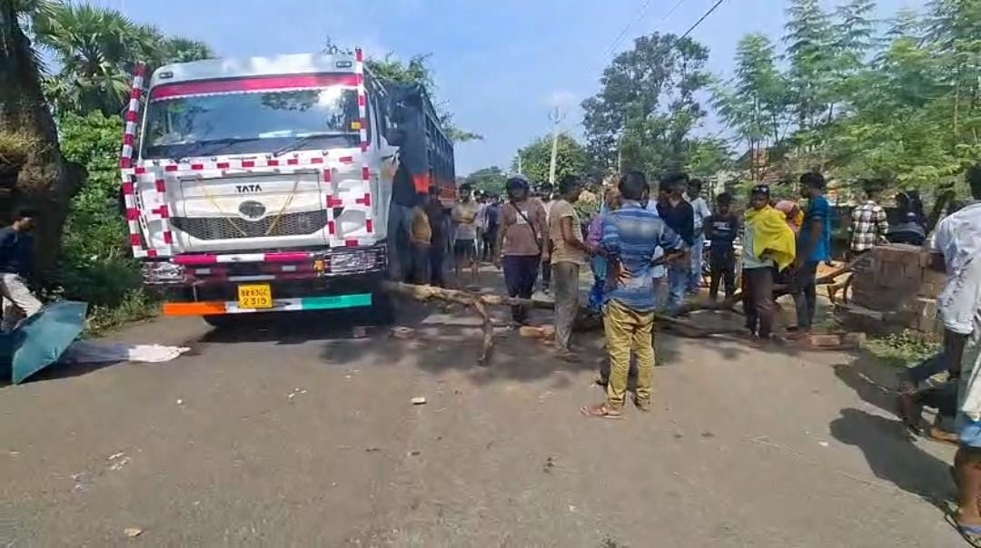 पाकुड़ में दिल दहला देने वाला हादसा, 7 वर्षीय बच्चे की सड़क दुर्घटना में मौत, मुआवजे की मांग पर सड़क जाम