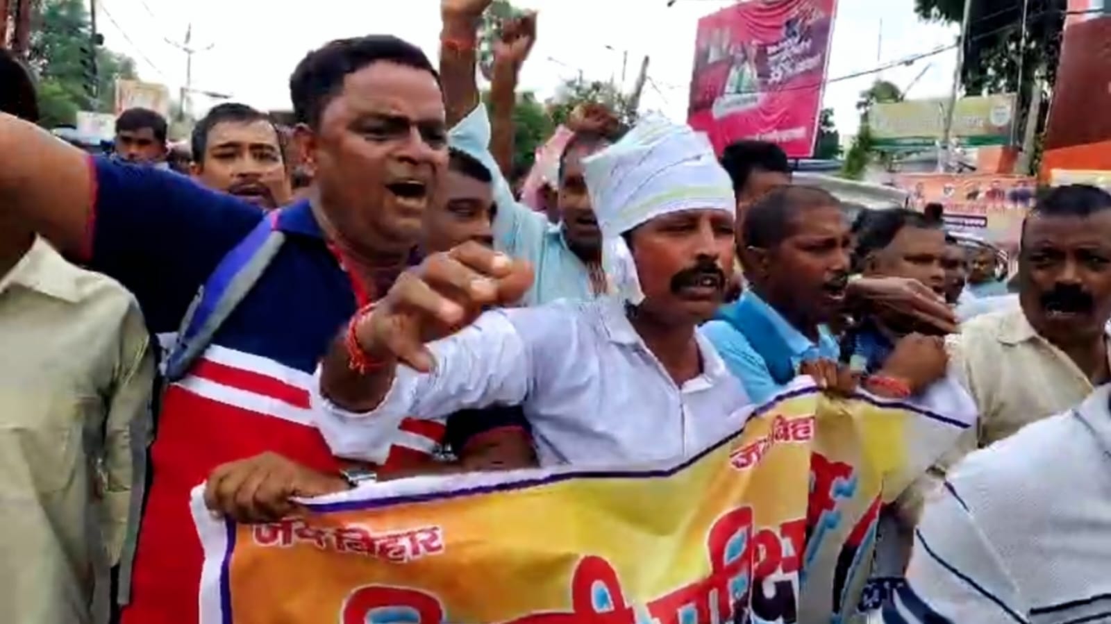 चुनाव में भाजपा को भुगतना होगा खामियाज़ा, आखिर क्यों पटना की सड़कों पर उतरे परिचारी संघ के सैकड़ों सदस्य ने दे डाली यह धमकी