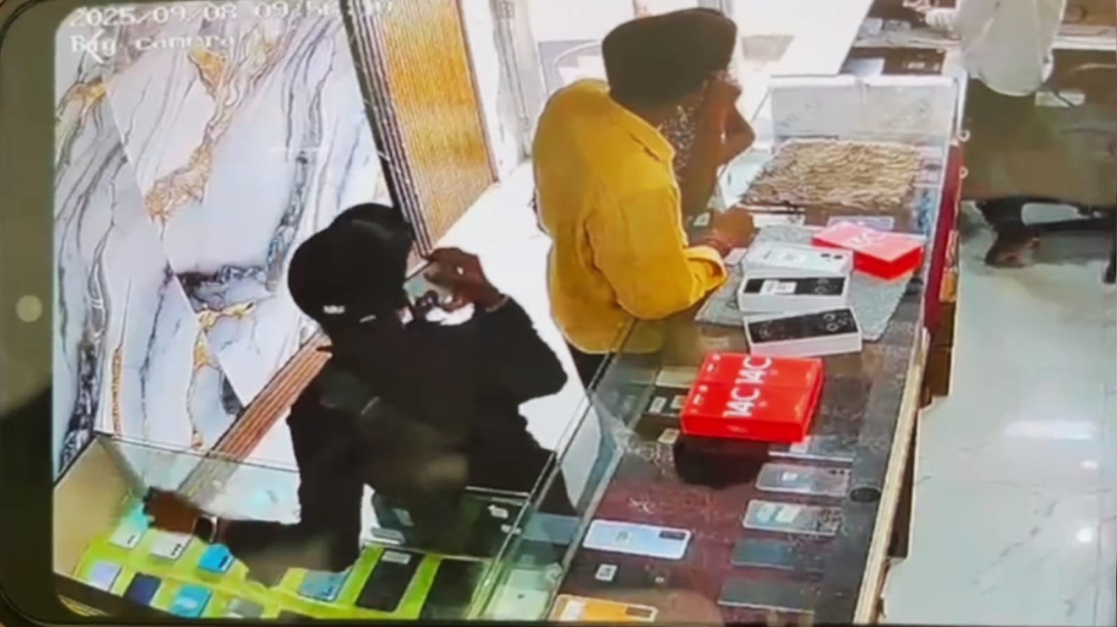 चोर की ऐसी करतूत देख उड़ जाएंगे आपके होश: चोरी करते रंगे हाथों पकड़ाया युवक तो लोगोंं ने दे दी ऐसी सज़ा, देखिए वीडियो