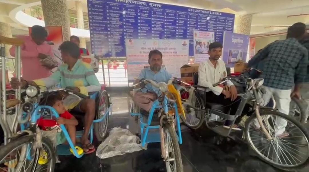गुमला प्रशासन की बड़ी पहल: नौ दिव्यांगों को मिली बैटरी संचालित ट्राईसाइकिल