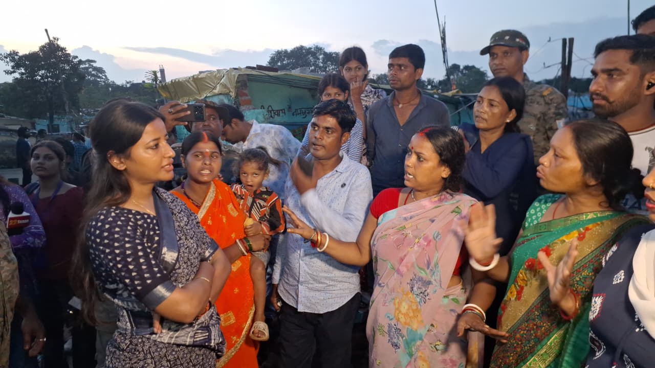 बिना नोटिस घर तोड़ने पर भड़की अम्बा! कहा कुत्तों से बदतर हो गई गरीबों की जिंदगी