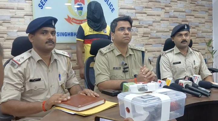 जमशेदपुर:गणेश पूजा के दौरान हुई फायरिंग का साकची पुलिस ने किया खुलासा,मामले में मुख्य आरोपी गिरफ़्तार