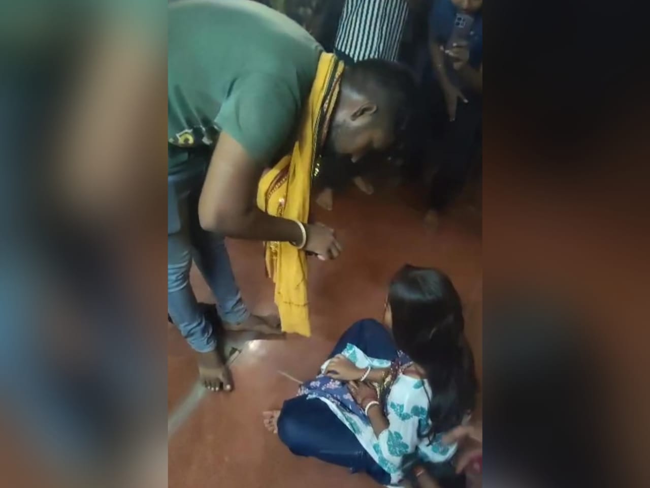 हाथों से मेहंदी रचाकर प्रेमी से मिलने आई थी प्रेमिका, जब गांव वालों ने देखा तो जानिए फिर क्या किया