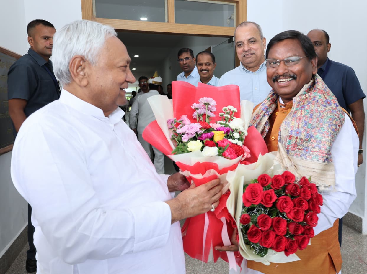 Bihar Election : झारखंड के पूर्व मुख्यमंत्री अर्जुन मुंडा ने नीतीश कुमार से की मुलाकात, बिहार में एनडीए सरकार को लेकर किया ये ऐलान