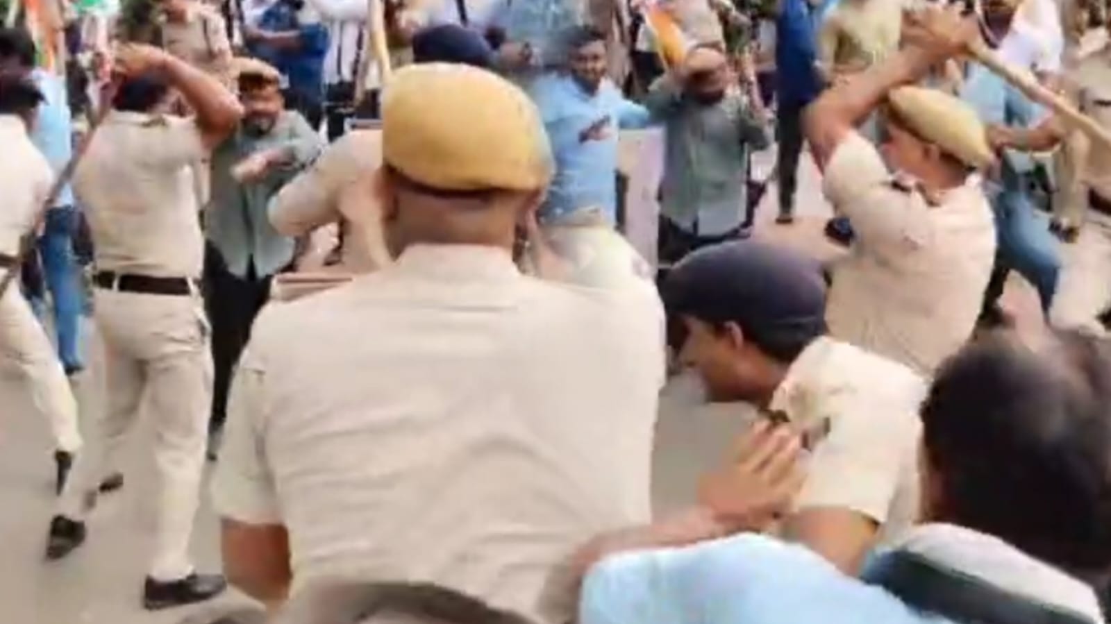 नौकरी जाने से भड़के भू-सर्वेक्षण कर्मी, बीजेपी कार्यालय के सामने किया प्रदर्शन तो पुलिस ने बरसा दी लाठियां