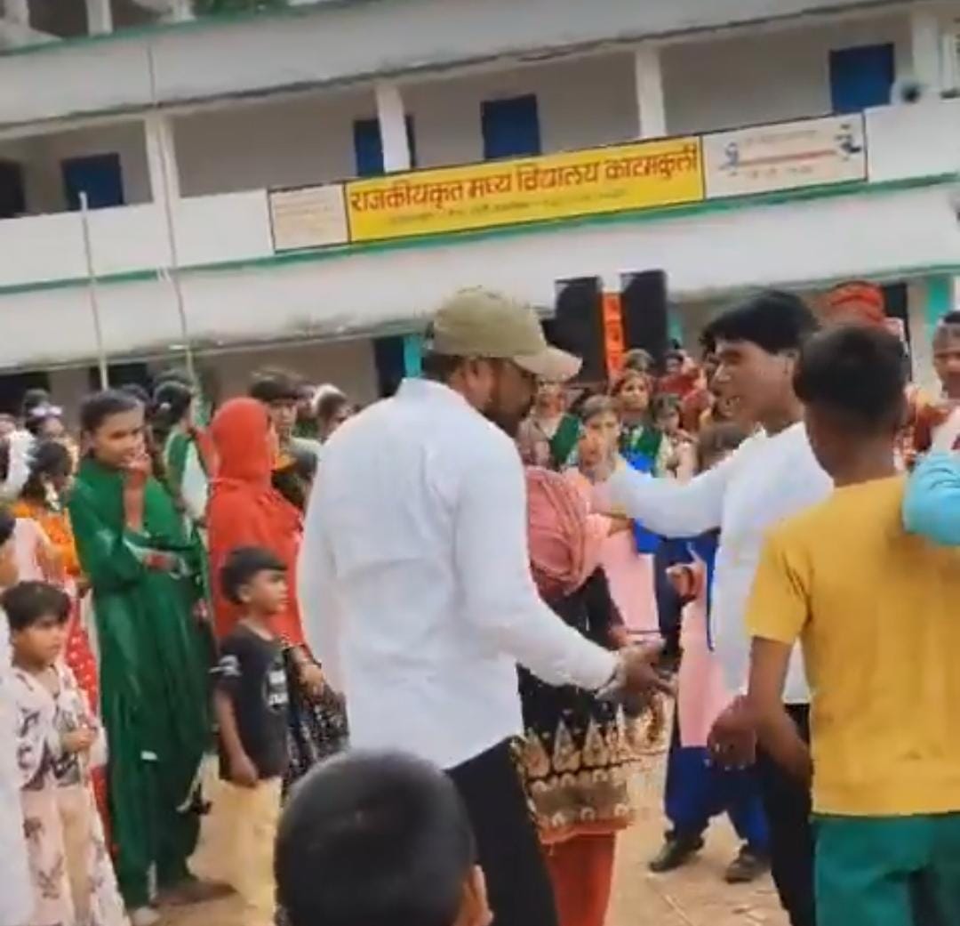 रांची: पिठौरिया स्कूल कैंपस में गुंडागर्दी, स्कूली बच्चियों और शिक्षिका से की गन्दी बात, Video Viral 