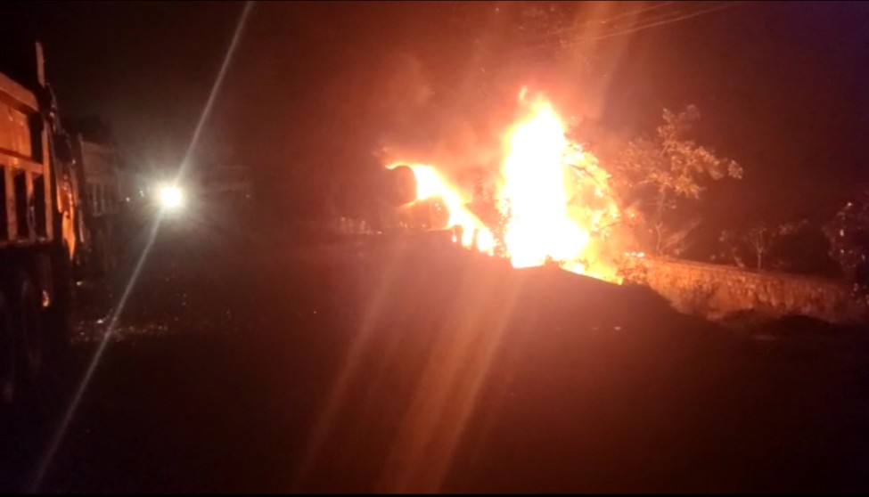 ब्रेकिंग : हाइवा के चपेट में आने से बाइक सवार की मौत , गुस्साए ग्रामीणों ने दर्जनों हाइवा में लगाई आग