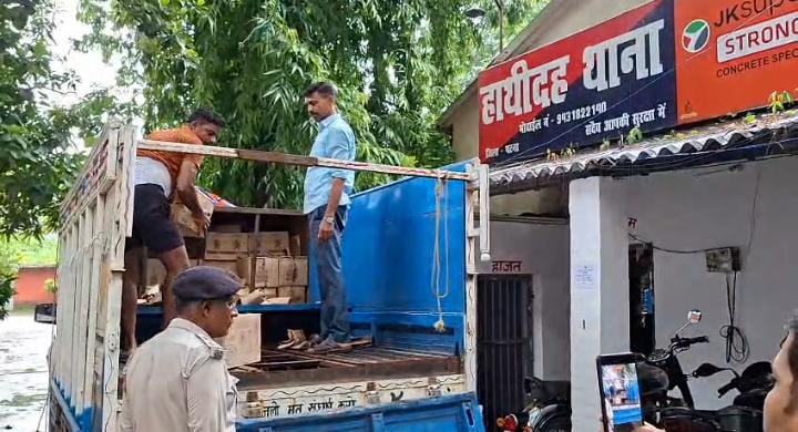 BIHAR:मोकामा में खाली पिकअप से लाखों की शराब जब्त, दो तस्कर गिरफ्तार