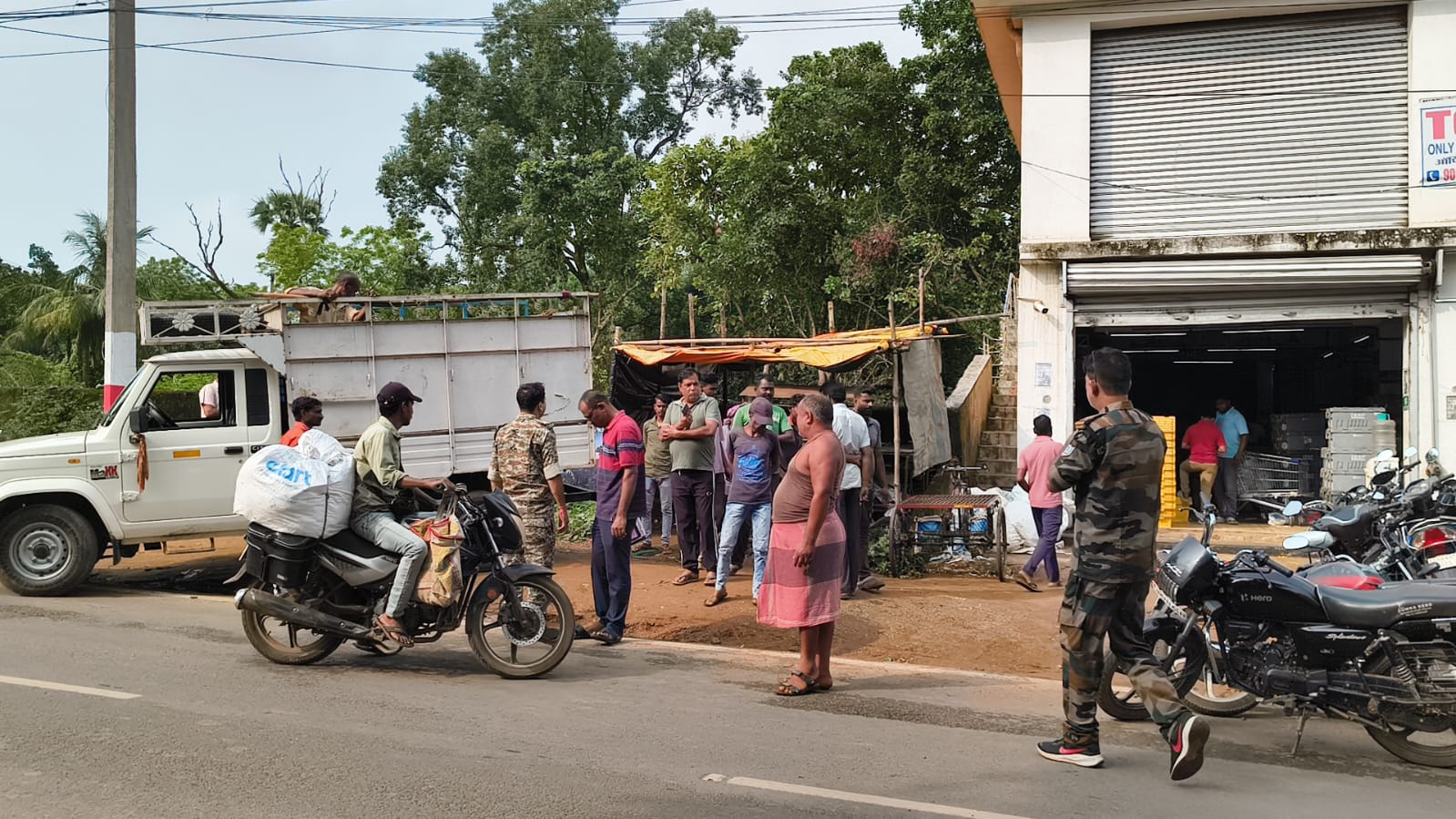 दुमका : संदिग्ध परिस्थिति में चाय की गुमटी में लटकता मिला शव, पुलिस ने लिया कब्जे में