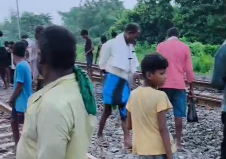 लूट लूट लूट.....ट्रेन से गिरी गांजे से भरी बोरी,तो रेलवे ट्रैक पर लोगों में मच गयी लूट,  देखिए-VIDEO