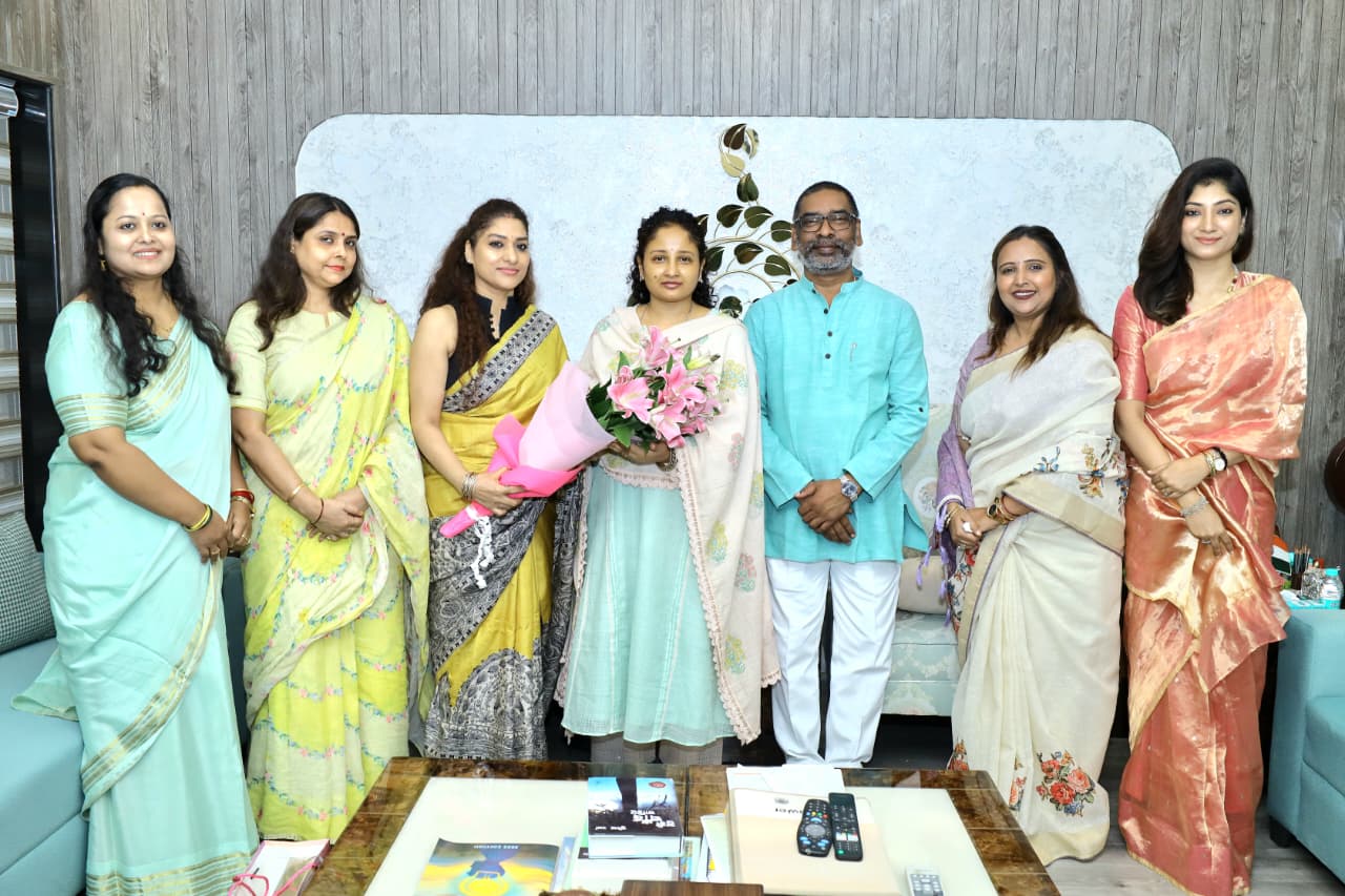 ऑफिसर्स वाइव्स एसोसिएशन ने मुख्यमंत्री हेमंत सोरेन को दिवाली मेले के लिए दिया आमंत्रण