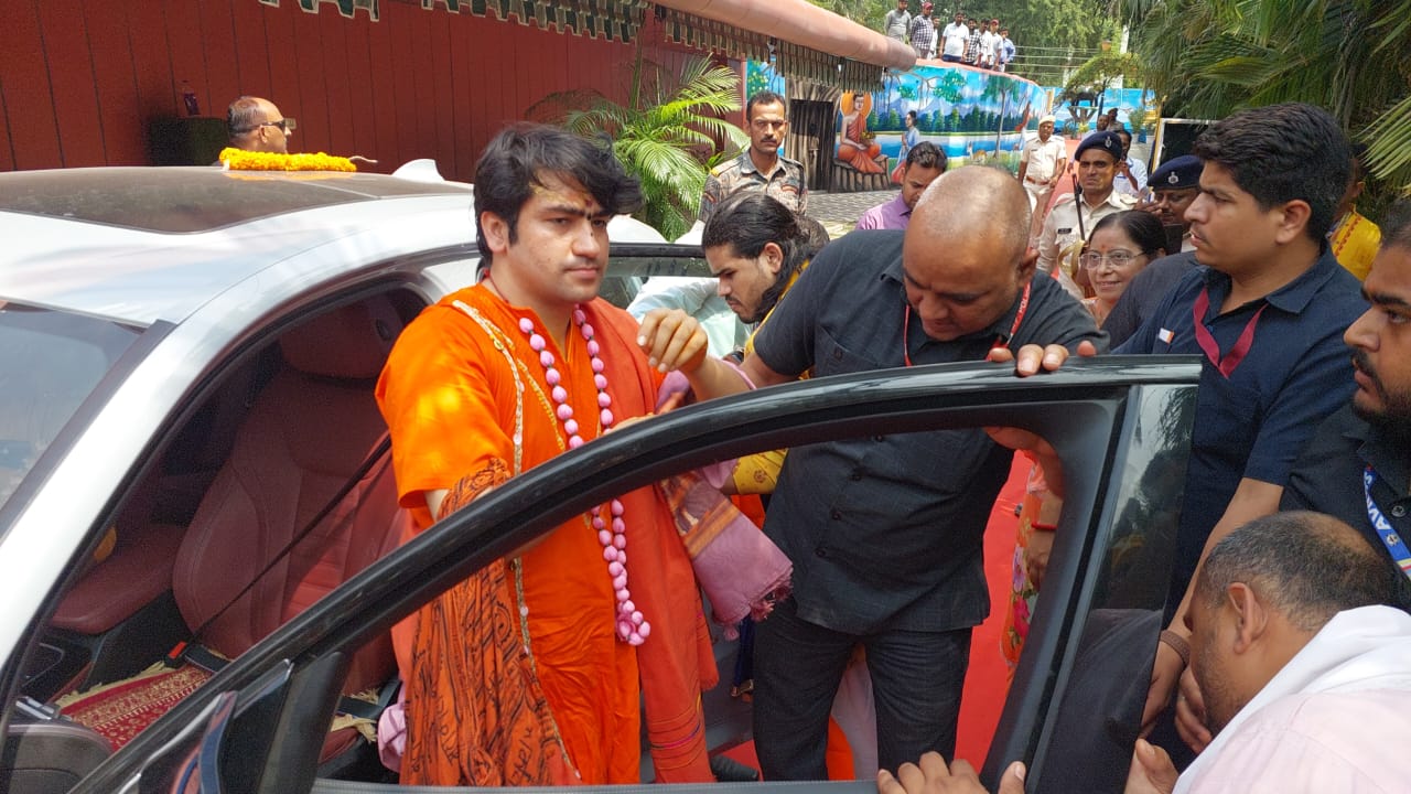 बिहार में का बा....अपने शिष्यों और भक्तों से पिंडदान का कर्मकांड करवाने गया पहुंचे पंडित धीरेंद्र शास्त्री,पढ़ें बिहार पर क्या बोले    