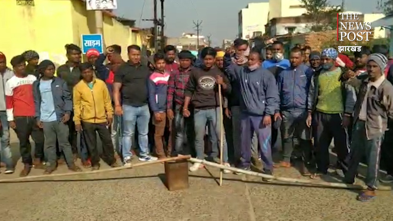 रूपेश पांडेय के हत्यारों को फांसी देने की मांग पर साड़म को लोगों ने कराया बंद, चार घण्टे तक आवागमन रहा बाधित