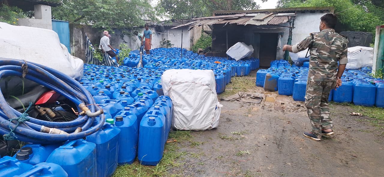 गिरिडीह में मद्य निषेध इकाई और एटीएस  की छापेमारी, 20 हजार लीटर कच्चा स्प्रिट बरामद, पांच गिरफ्तार 