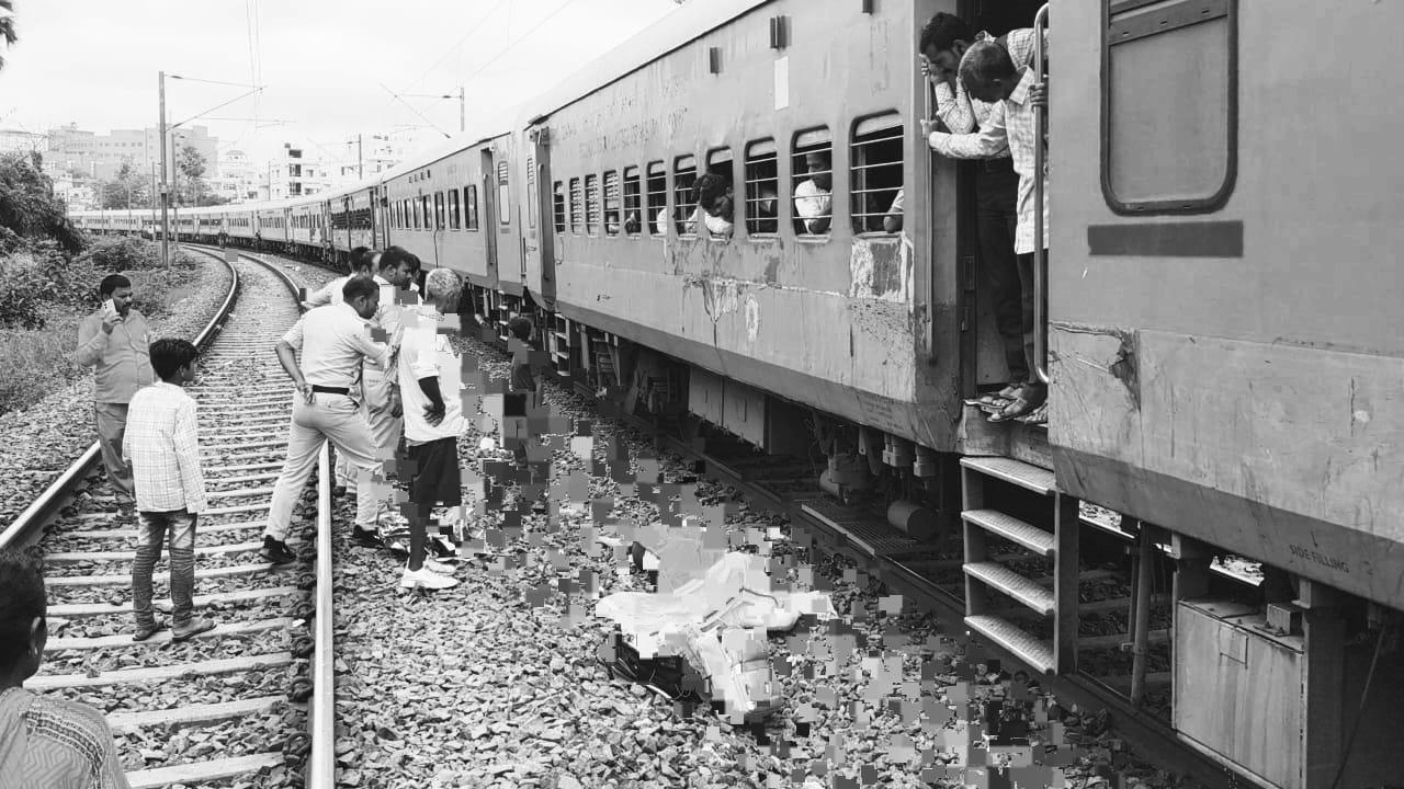 मुजफ्फरपुर में दर्दनाक हादसा, चलती ट्रेन से गिरकर दो सगी बहनों की मौत