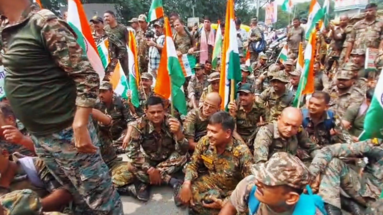 समान काम, समान वेतन की मांग पर अड़े डायल-112 कर्मी, पटना में भाजपा प्रदेश कार्यालय के बाहर किया जोरदार प्रदर्शन