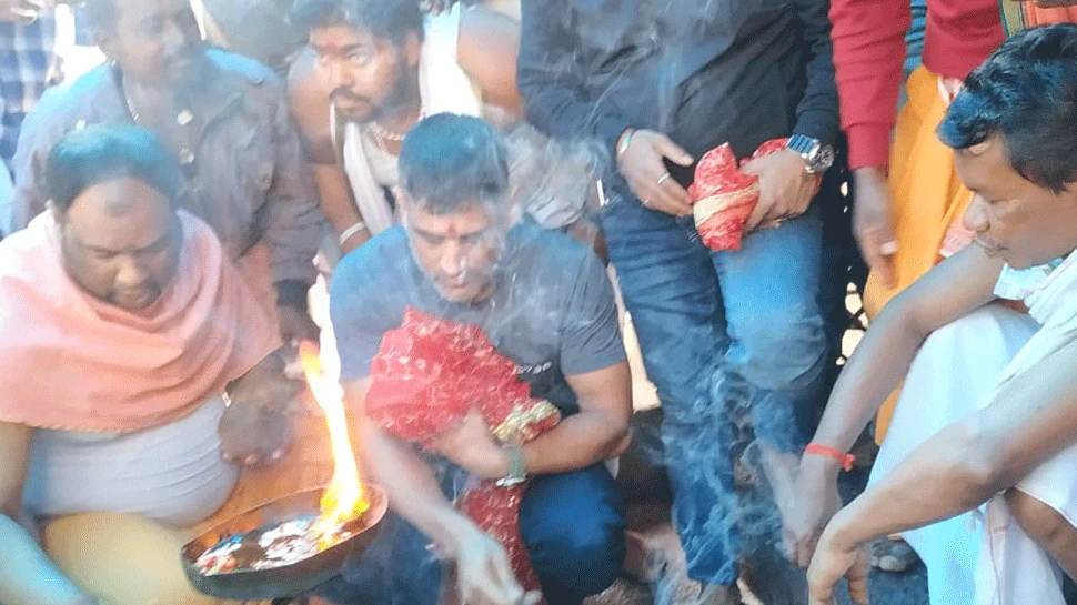 लड़खड़ाए धोनी को पुलिसवालों ने संभाला, दिउड़ी मंदिर में पूजा करने पहुंचे थे धोनी