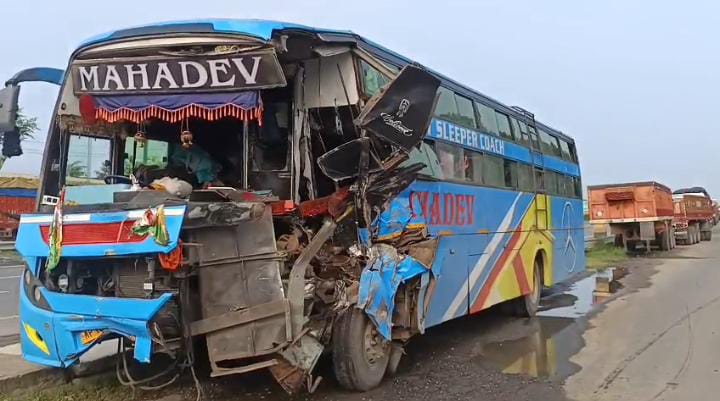 BREAKING: कैमूर में भीषण सड़क हादसा, बस और ट्रक की टक्कर में एक की मौत, 10 घायल