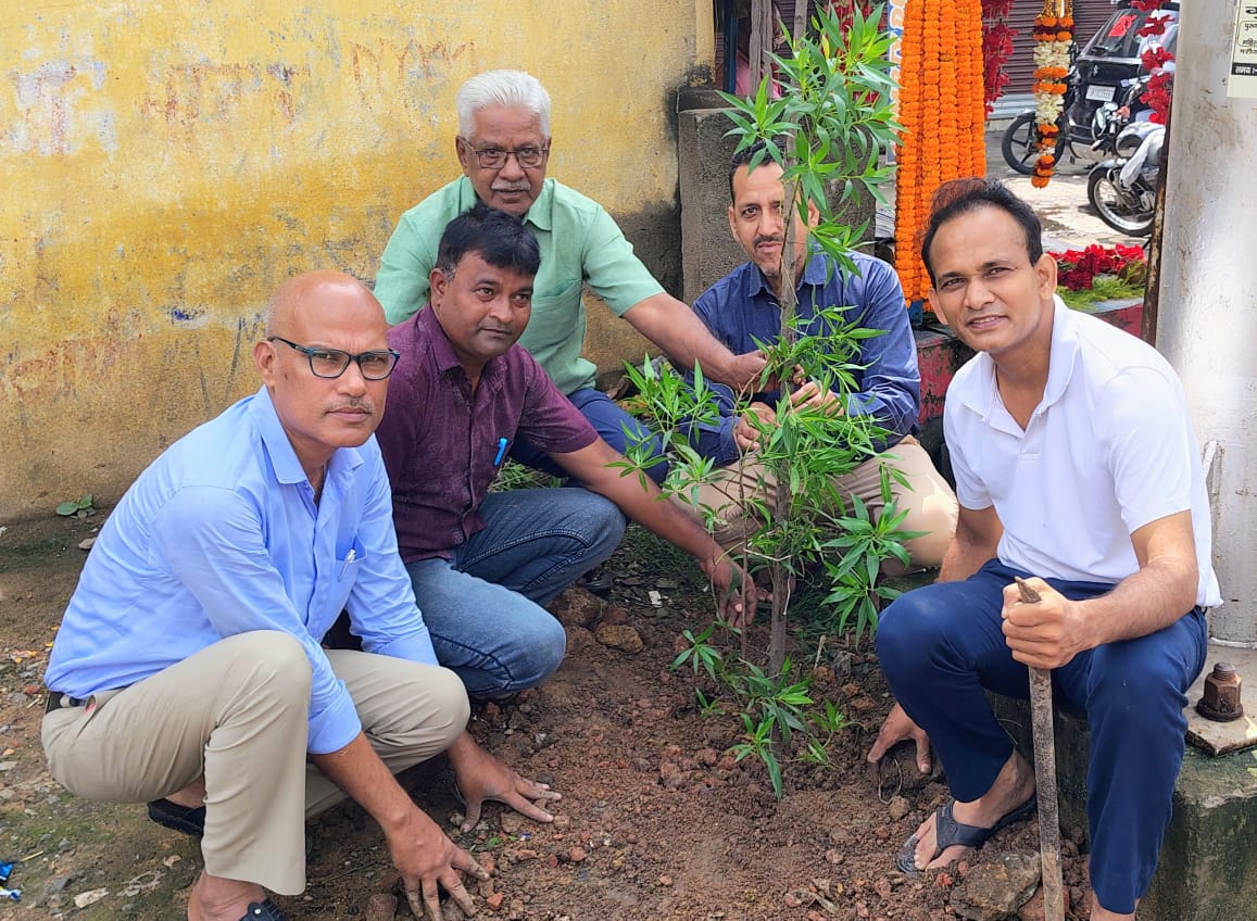 प्रदूषण से कराहती झरिया को "झरिया" बनाये रखने की अनूठी पहल, अपील-पितरों के नाम ही सही-एक बृक्ष तो लगाइये !