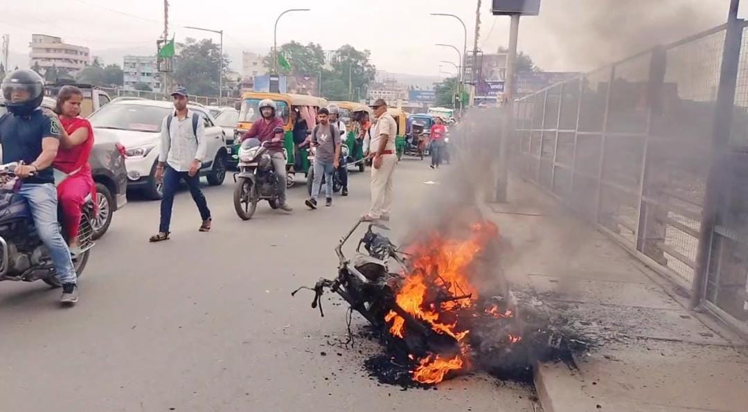 जमशेदपुर में चलती बाइक में लगी आग, मिनटों में गाड़ी जलकर हुई राख, देखिए वीडियो