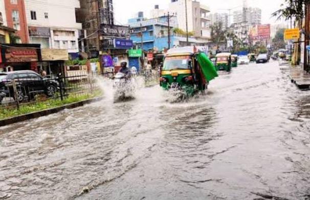 Weather Alert:भारी बारिश से तालाब में तबदील हुई राजधानी की सड़कें,आज इन जिलों के लोगों को सावधान रहने की हिदायत