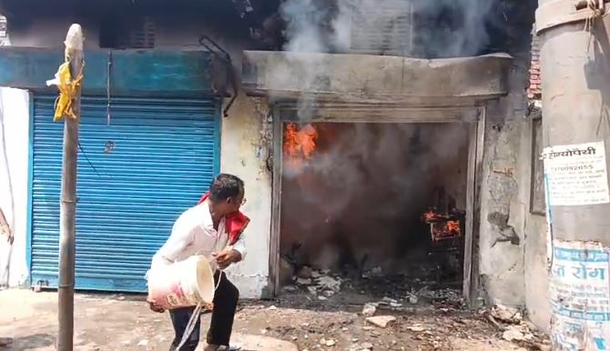 दीये की लौ बनी कहर: विश्वकर्मा पूजा के दौरान गैरेज में लगी भीषण आग, मालिक झुलसे, लाखों का सामान जलकर राख, देखें हादसे का वीडियो