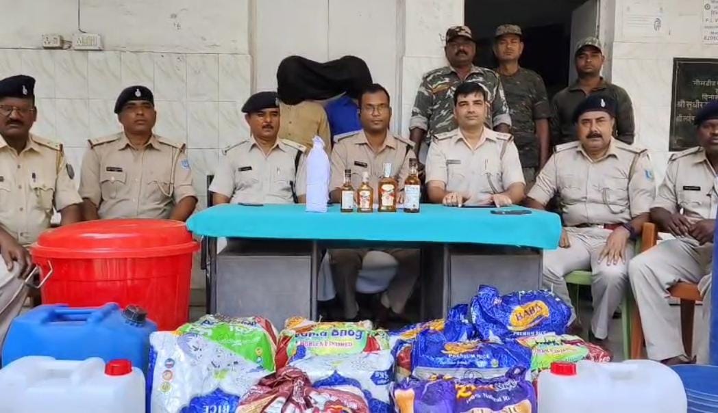 सरायकेला पुलिस की बड़ी कार्रवाई: दुर्गा पूजा से पहले नकली शराब का जखीरा बरामद, दो गिरफ्तार