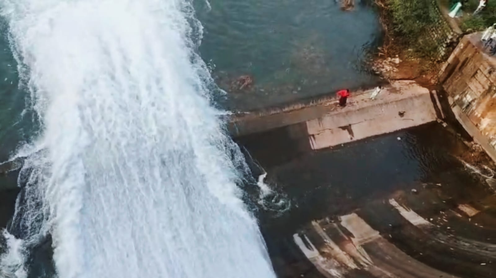 धुर्वा डैम पर खतरे का खेल: ओवरफ्लो पानी के बीच महिलाएं बना रहीं रील, सुरक्षा से कर रहीं खिलवाड़