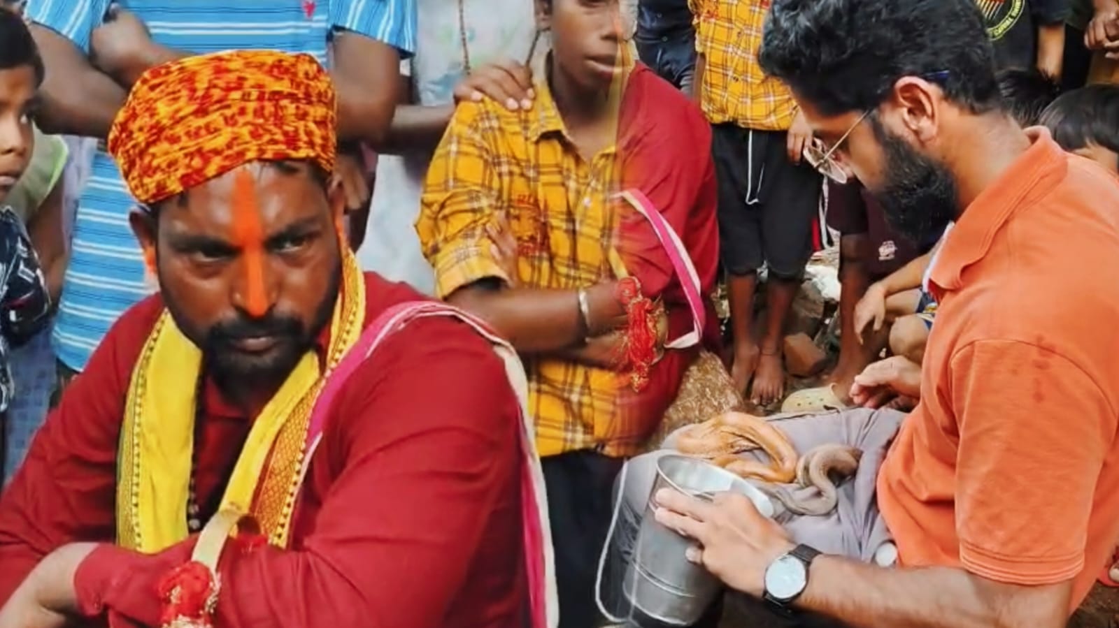 सांप के साथ साधु के वेश में भिक्षा मांग रहे दो लोगों को पकड़ कर पुलिस को सौंपा , उसके बाद जो हुआ सुनकर चौक जाएंगे आप