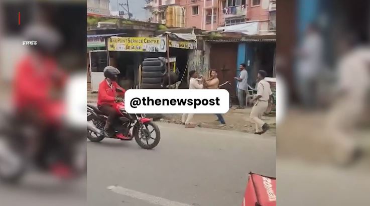 BREAKING: रांची में बीजेपी ऑफिस के पास पुलिसवाले से उलझा युवक, देखें वीडियो