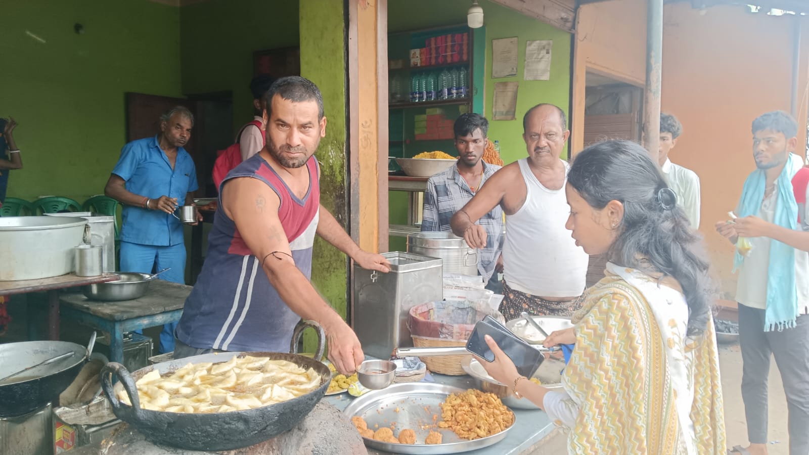 खाद्य सुरक्षा पदाधिकारी ने कई मिठाई दुकानों से लिया सैंपल, कारोबारियों में हड़कंप