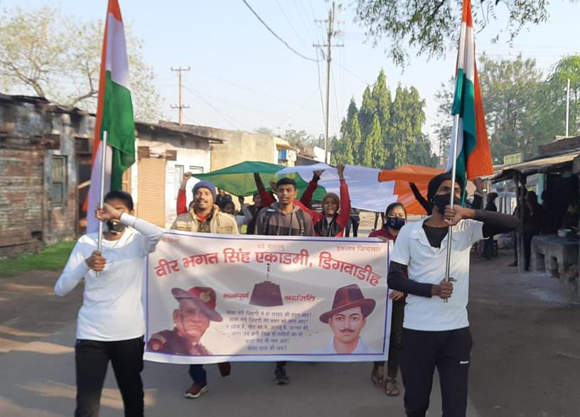 पुलवामा की तीसरी बरसी : धनबाद में निकाली गई 51 फीट की तिरंगा यात्रा