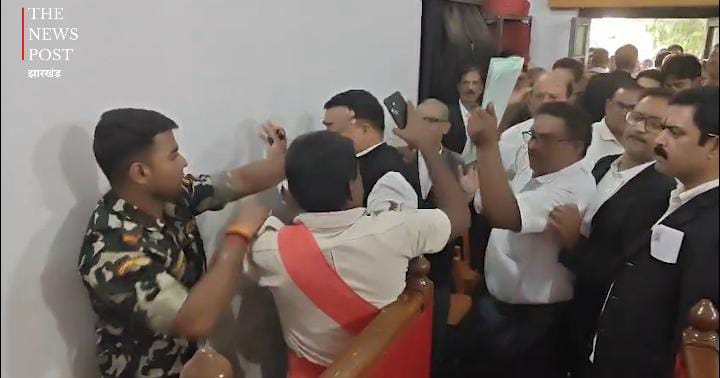 वकील है की गुंडे ! एसडीएम कोर्ट में घुसकर अधिवताओं ने SDM से की गाली गलौज, मारपीट का आरोप, देखिए-VIDEO