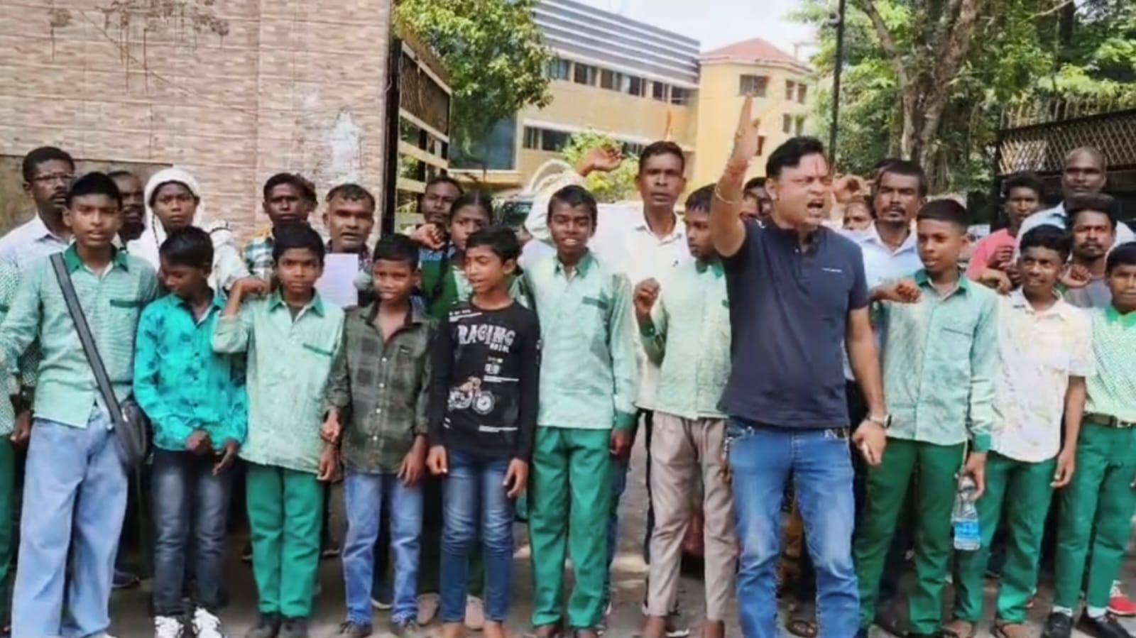 जमशेदपुर में छात्रों का भविष्य अधर में: एकलव्य मॉडल आवसीय स्कूल में एडमिशन के 1 साल बाद भी नहीं शुरू हुई पढ़ाई