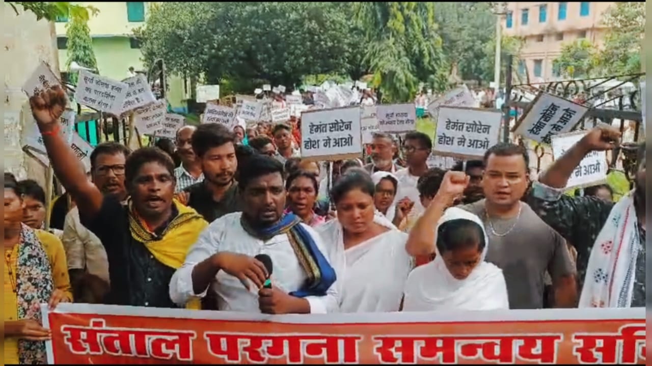 सूर्या हांसदा मामले को लेकर सड़को पर उतरे विभिन्न संगठन के लोग, आर्थिक नाकाबंदी की चेतावनी