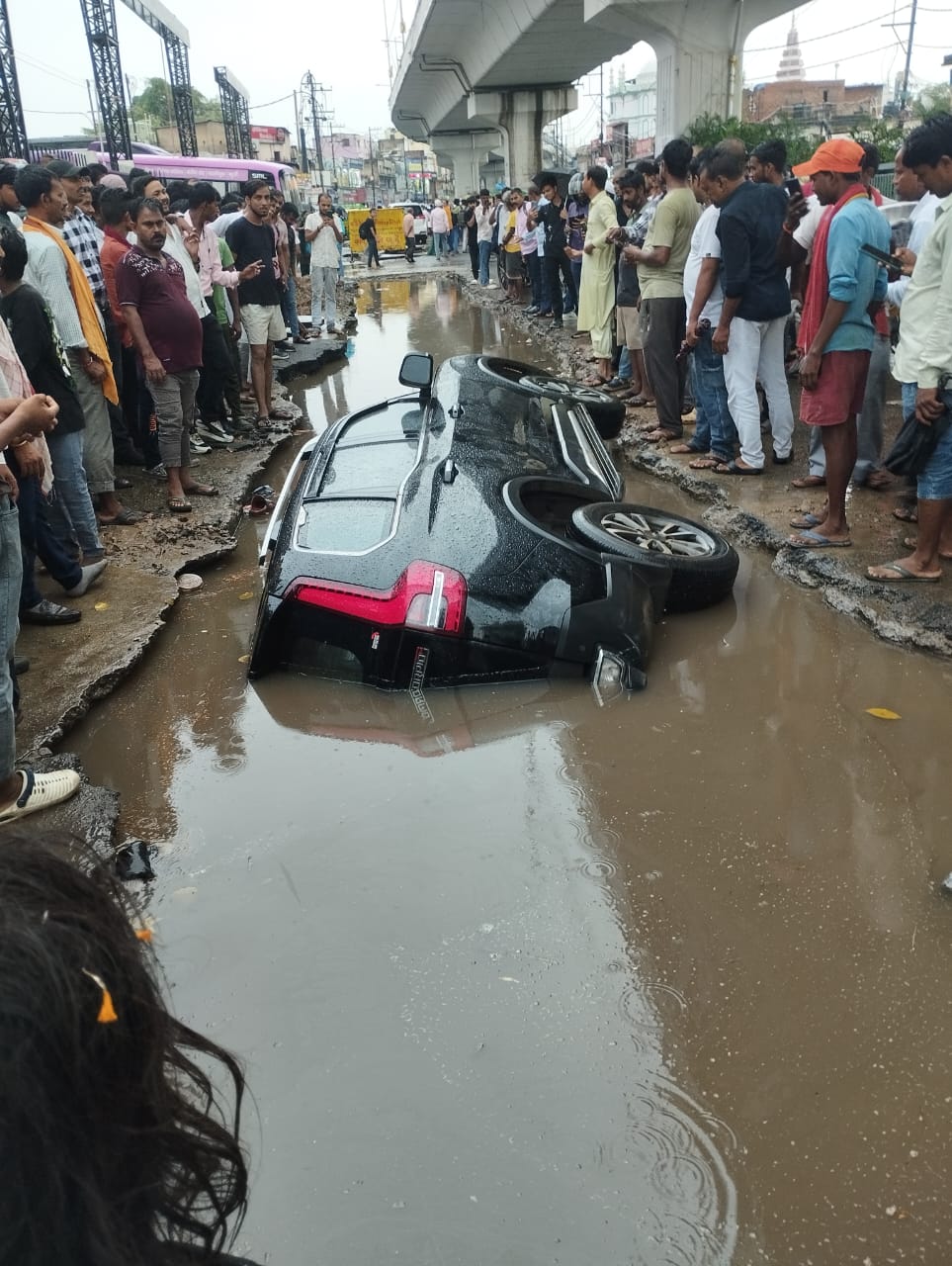 हे भगवान... बिहार की सड़कों पर सरपट भाग रही थी स्कॉर्पियो, अचानक आया गड्ढा और समा गई पूरी गाड़ी, देखिए नज़ारा