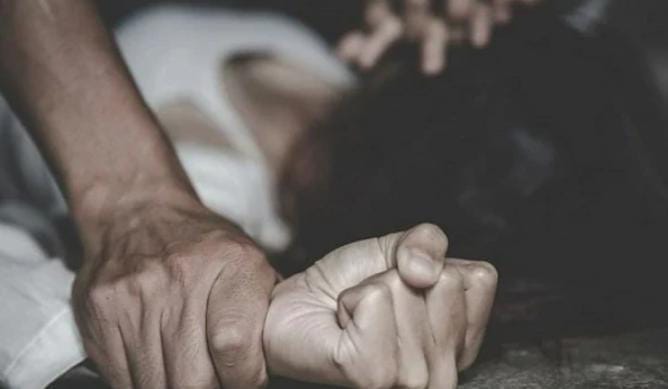 पति का दोस्त निकला दगाबाज! पहले AI से बनाया अश्लील फोटो और वीडियो फिर ब्लैकमेल कर किया रेप,पढ़े कहां का है मामला