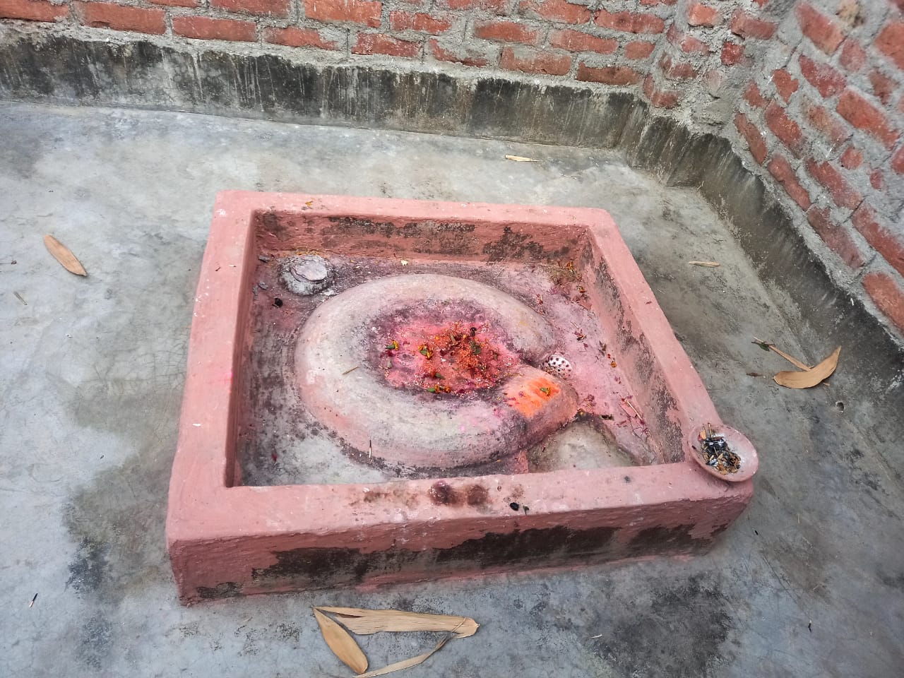 अब मंदिर भी सुरक्षित नहीं, शिवलिंग, त्रिशूल व नाग की हुई चोरी