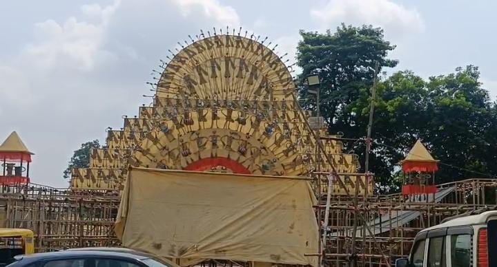 जमशेदपुर में दिख रही है दुर्गा पूजा की रौनक,पंडाल को अंतिम रूप देने में लगे हैं कारीगर